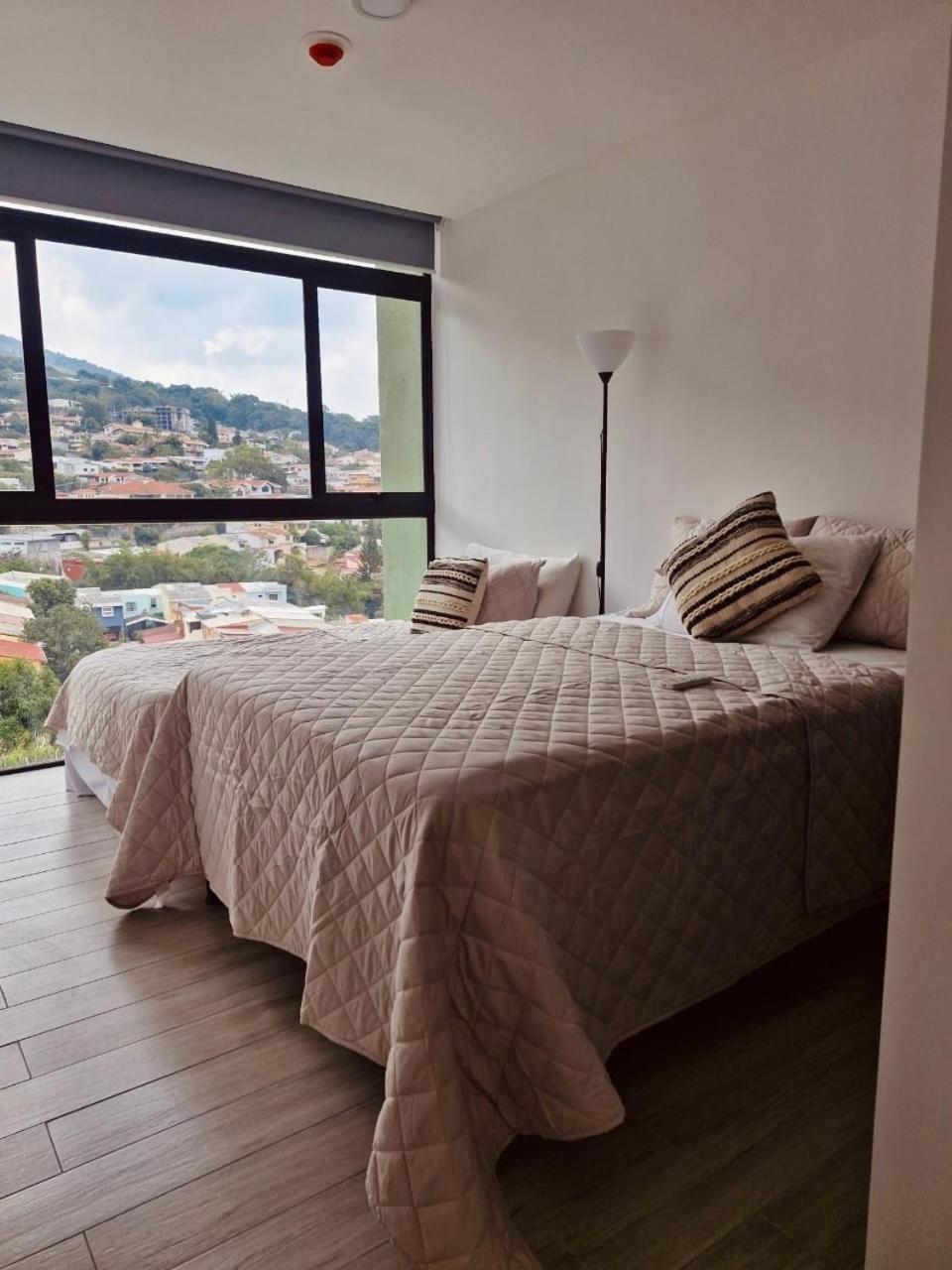 New Modern Condo! Beautiful & Volcano Views * San Salvador