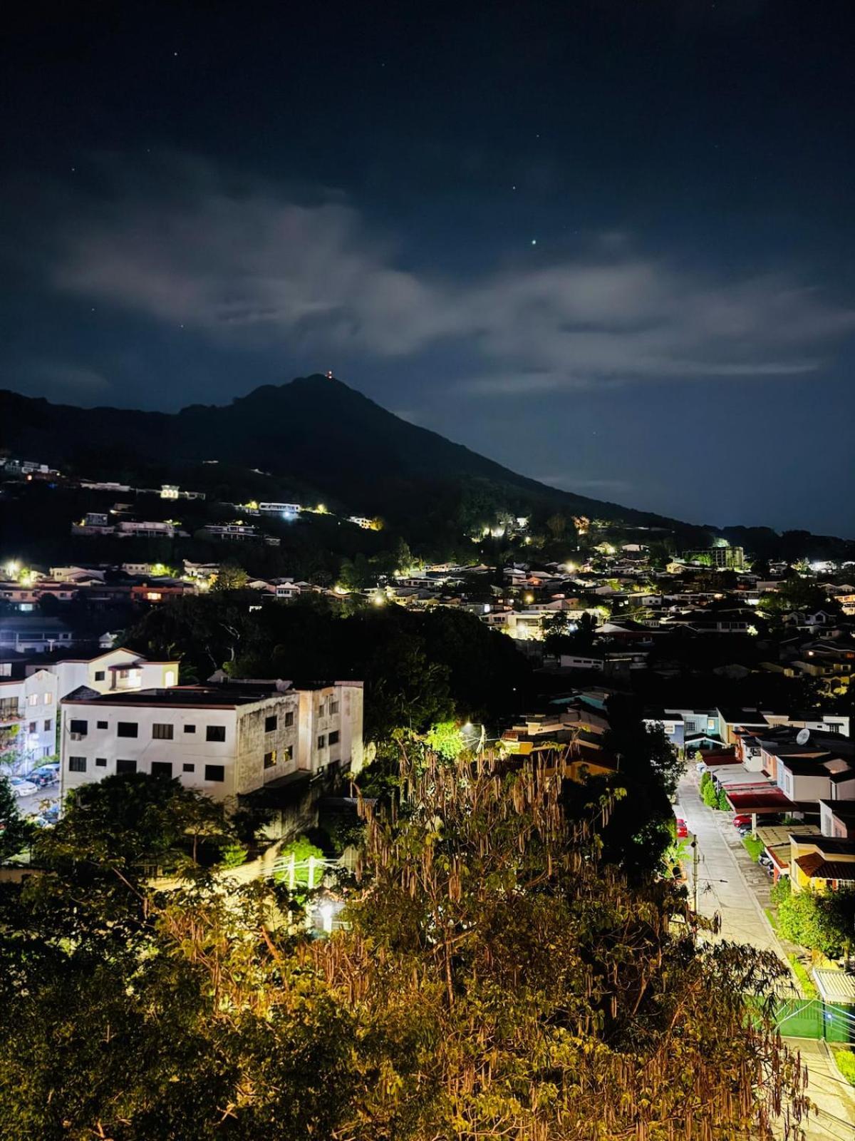 New Modern Condo! Beautiful & Volcano Views Apartamento *