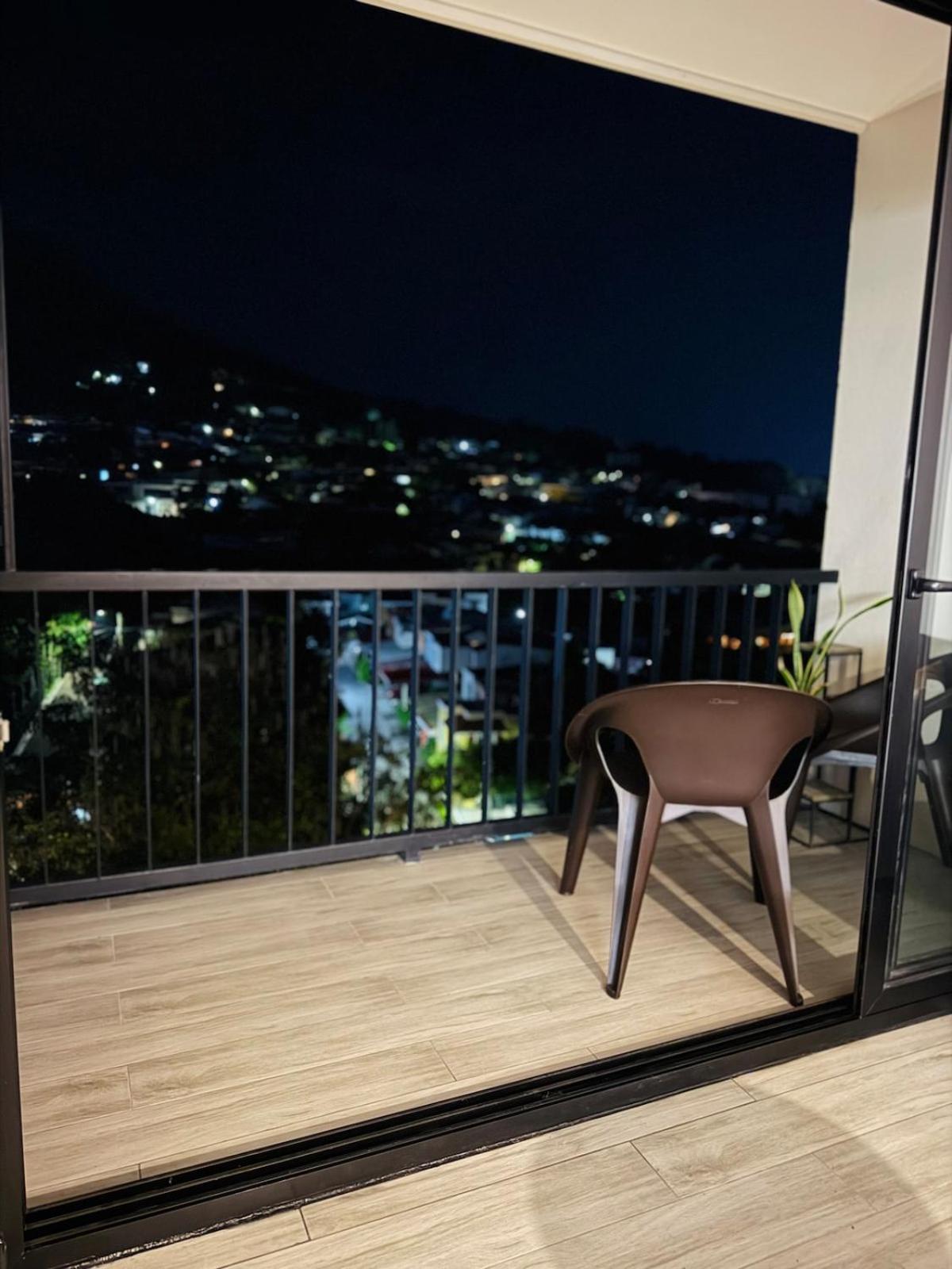 New Modern Condo! Beautiful & Volcano Views