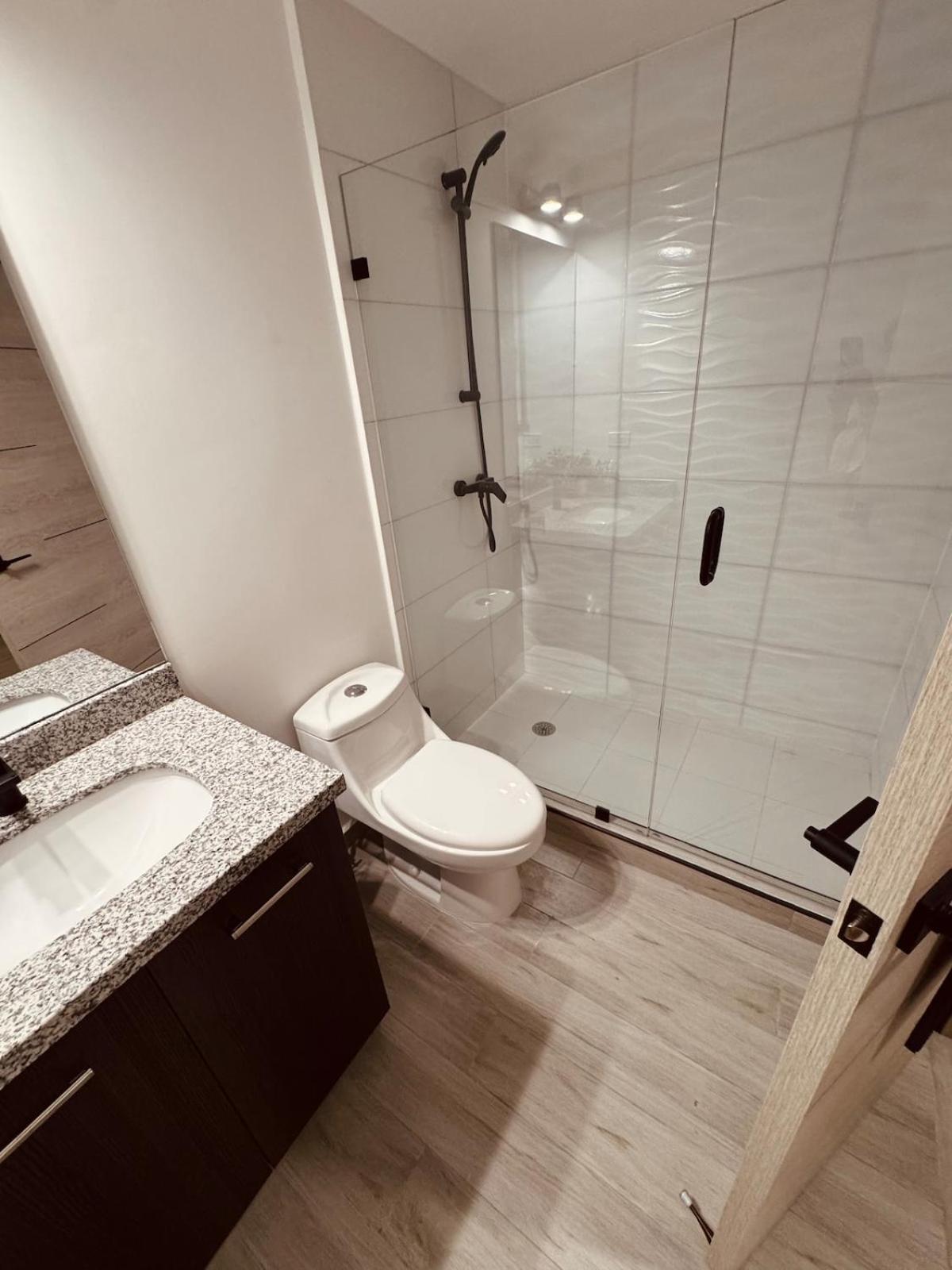 New Modern Condo! Beautiful & Volcano Views San Salvador
